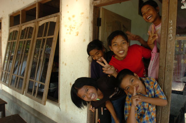 年齢とは関係なく小学校で学ぶ人々。<br />家庭の事情で学校にいけないでいた子供たち