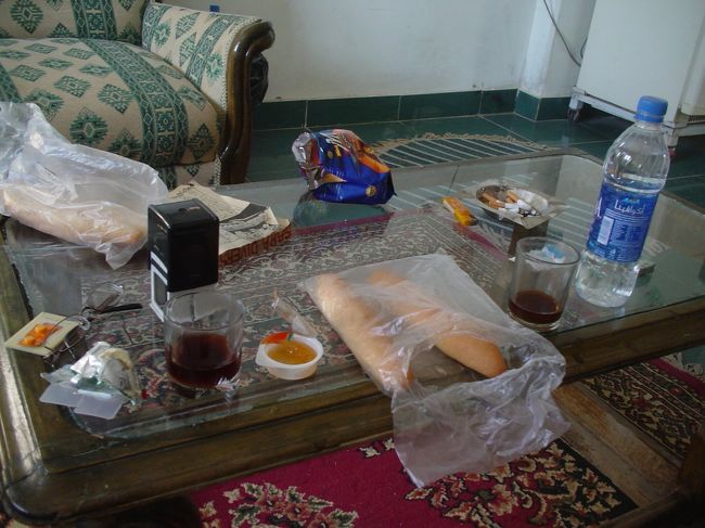 今日は7:00起き。ここに泊まっているのは私達2人と、ライセンスを取得中の3人。インストラクター2人の日本人ばっかり7人。皆で一緒に朝食を取りました。