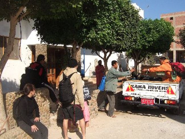 朝食後、ウェットスーツのサイズを合わせ出発準備完了。ここ”サラ・ダイバーズ”では水中用デジカメをレンタル出来ます。折角なのでカメラを借り、車に乗り込み港へ。