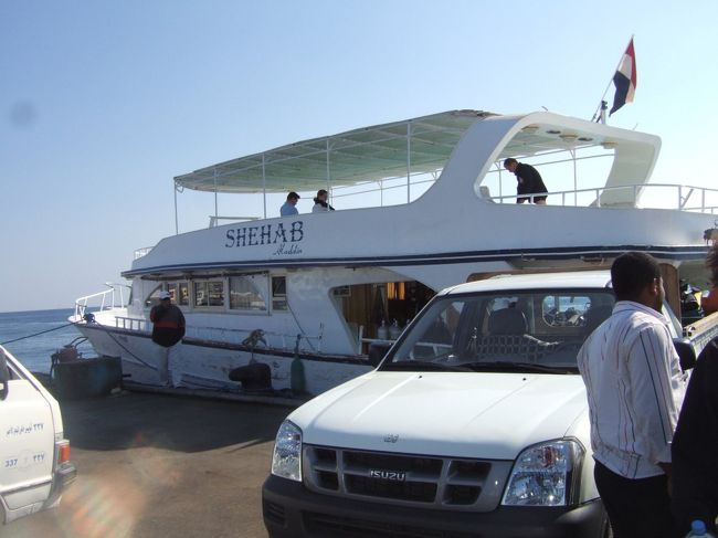 7分ほどで港に到着。<br />この船に乗ってダイビングスポットへ行きます。<br />