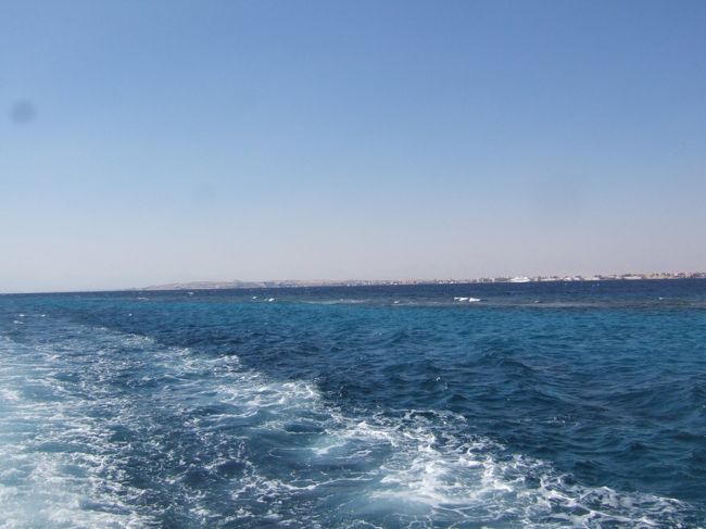 船が動き出すと、風が当たって少し肌寒い。<br />エジプトでもこの季節はダイビングをするには少し寒いそうで、寒さに弱い妻が隣ですごく心配している。