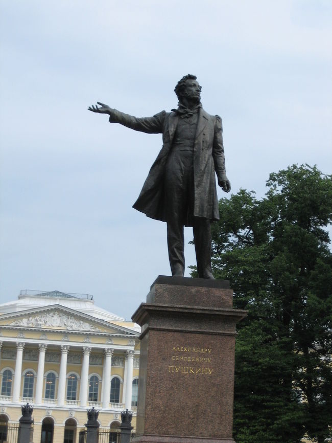 芸術広場：<br /><br />詩人、プーシキンの像