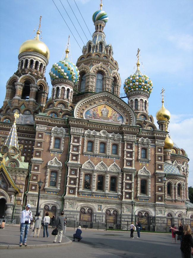 血の上教会：<br /><br />皇帝アレクサンドル２世が暗殺された場所に建てられた事が由来。<br /><br />純ロシア風建築で隅々にまで細かい装飾が施されており、モザイク画は圧巻です。