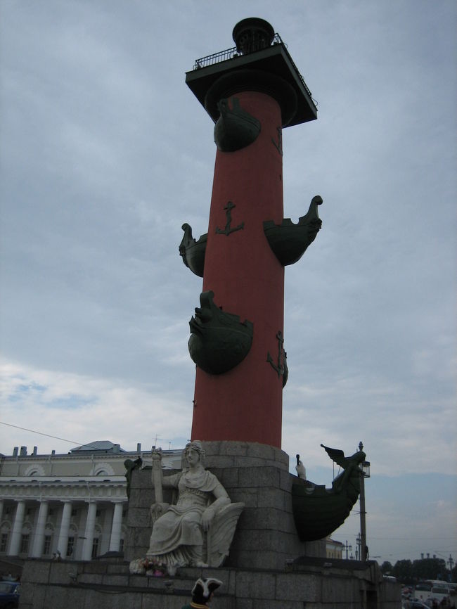 ストリェールカの先端にあり<br />ネヴァ川を見守って来た　「ロストラの灯台柱」：<br /><br />「ロストラ」とは船首の意味で　古代ローマの風習で敵軍の船首を切り取り、柱の飾りにして勝利を記念した。