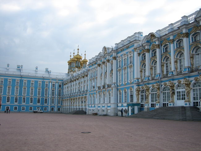 エカテリーナ宮殿：<br /><br />ピョートル大帝の妃、エカテリーナ１世のために建築され　その後、エカテリーナ２世の時代にクラシック様式で改修された。<br /><br />絢爛豪華な内部！<br />中でも　ナチスにより破壊（奪略）され、２５年の復元作業で甦った　「琥珀の間」　は圧巻！<br /><br />残念ながら　「撮影禁止」！