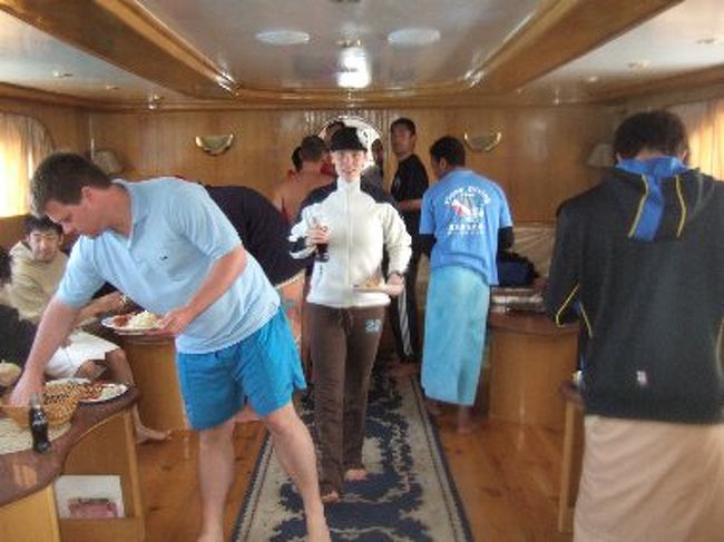 急いで着替えた後、船内で昼食。バッフェ形式でなかなか美味しかったです。