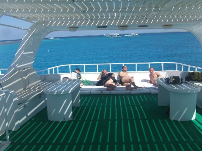 船は次のスポットへ移動。しばしの間休憩です。<br />白人系の人達は船の後ろで日向ぼっこしてました。<br />