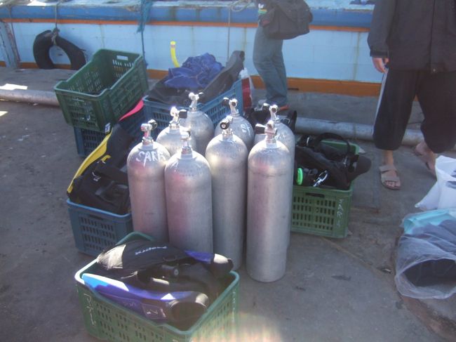 港に船が着き、使った道具を皆でバケツリレーで運び出しました。<br />この酸素ボンベ、結構重たいのに船の乗組員は投げて運んでいました・・・恐ろしい・・・