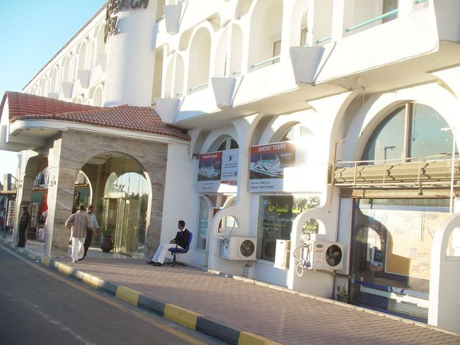 車でサラ･ダイバーズへ戻る。<br />その後、明日”シャルム・イッシェーフ”へ渡るフェリーのチケットを買う為に”Sand Beach Hotel”へ。<br />無事チケット(LE250)を買うことが出来ました。