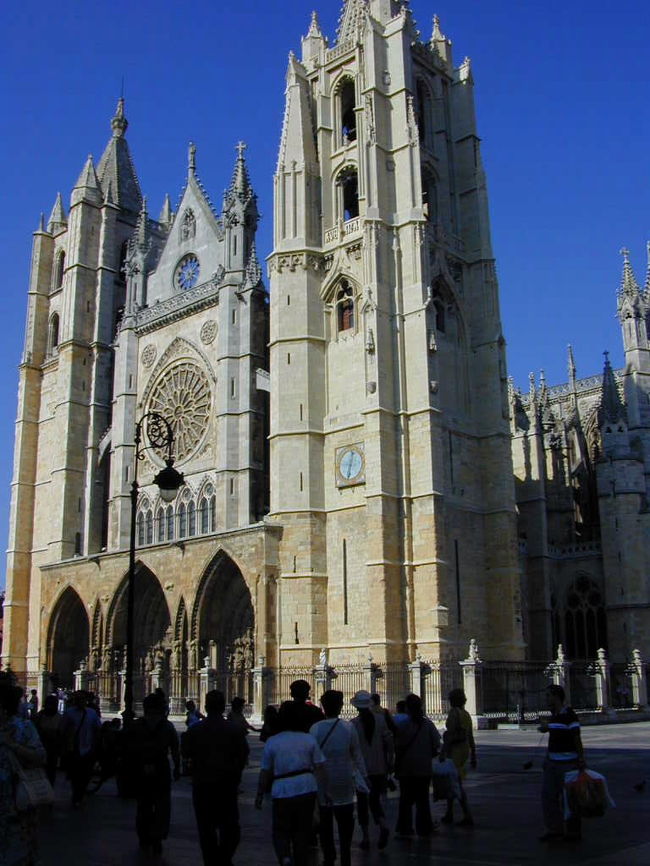 レオンのシンボル的な存在です。この大聖堂のバラ窓が必見です。