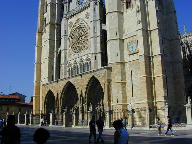 レオンのカテドラルのステンドグラスは、それはそれは立派なもので、この日の夕方８時頃の画像です。この中に入ってみると、その凄さは分かります。