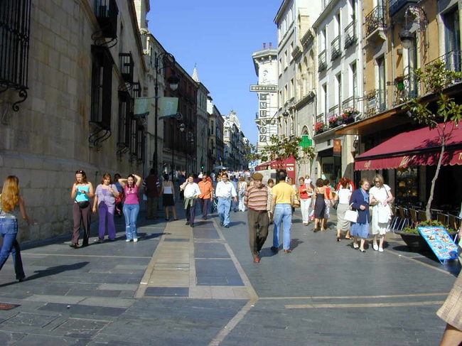 レオンの町の夕方８時頃の風景です。