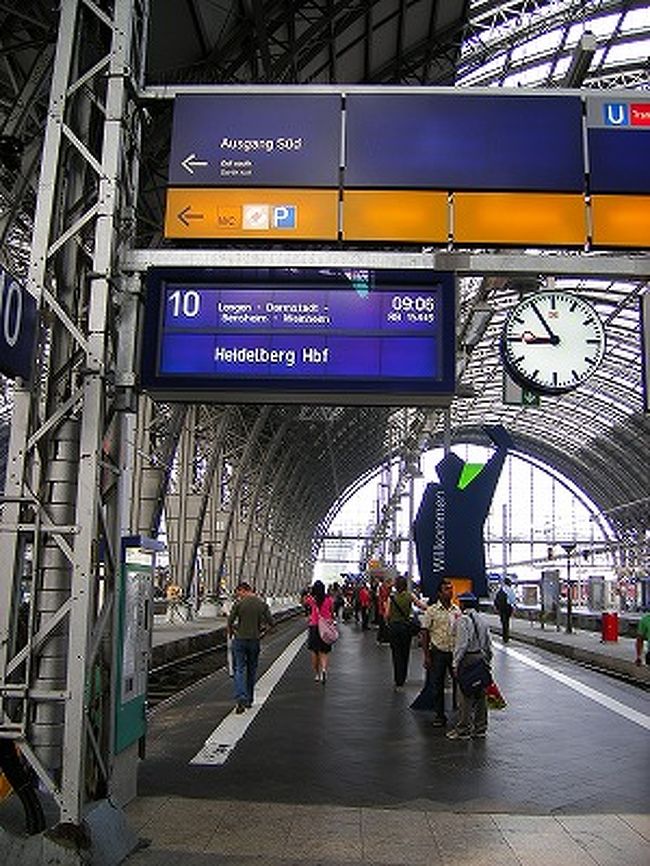 ICだとフランクフルト→ハイデルベルグは、最短52分。<br />私達の乗ったRB(Regional Bahn)は、1時間21分かかります。しかも、途中遅れたので1時間半以上かかりました。が、そんなに急いでもいないので、問題なし。<br /><br />駅構内には食べ物を売るお店がいっぱいあるので、それぞれ朝食を買って、9:06発の電車に乗り込みます。