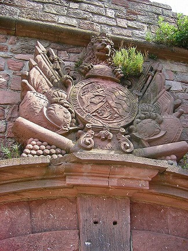 ひっそりと壁に残る紋章。<br />周りを囲んでいるのは、槍、盾、剣、大砲とその砲弾などの兵器・武器。<br />要塞としての歴史を表しているようです。