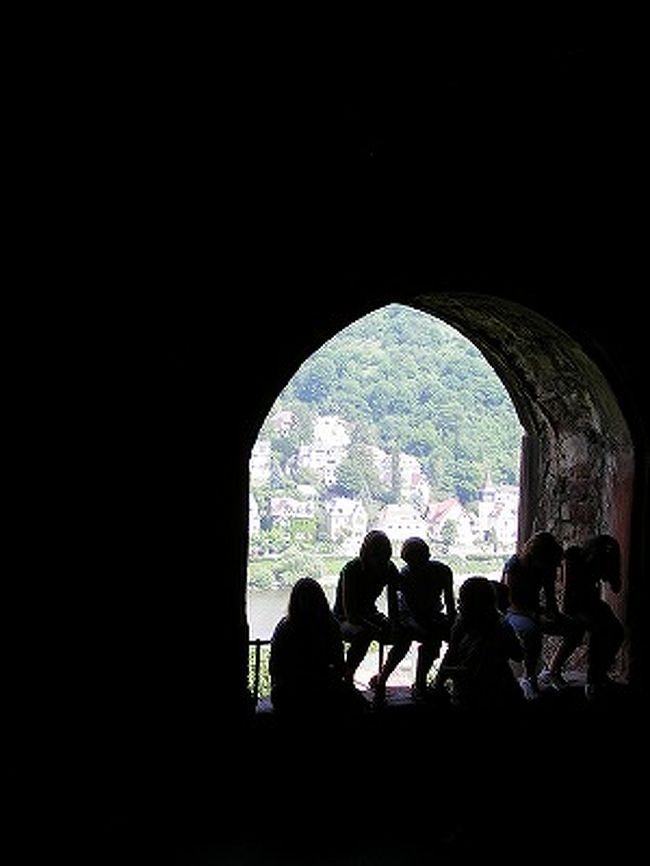 この日は日差しが強く、とても暑かった！<br />30℃近い、真夏のような1日でした。<br />その暑さの中、坂道を上ってきたので、息もあがります…（；´д｀）ゞ<br />日陰に入ると、ホッとする〜。<br /><br />中学生ぐらいの子達が遠足なのか、たくさんいました。<br />