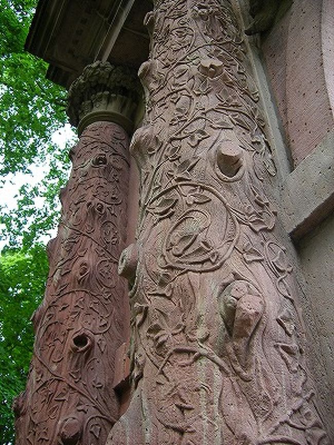 この門、木の幹を模した柱になっていて、なんか素敵です。