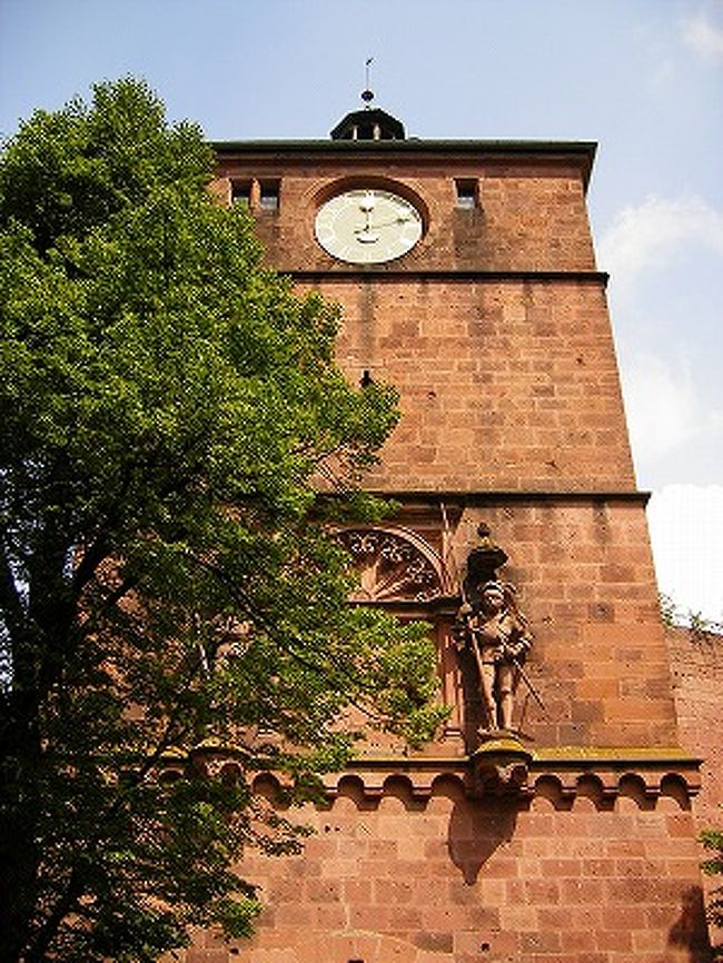 城門であり、時計台であり、恐らく見張り台でもあった塔。