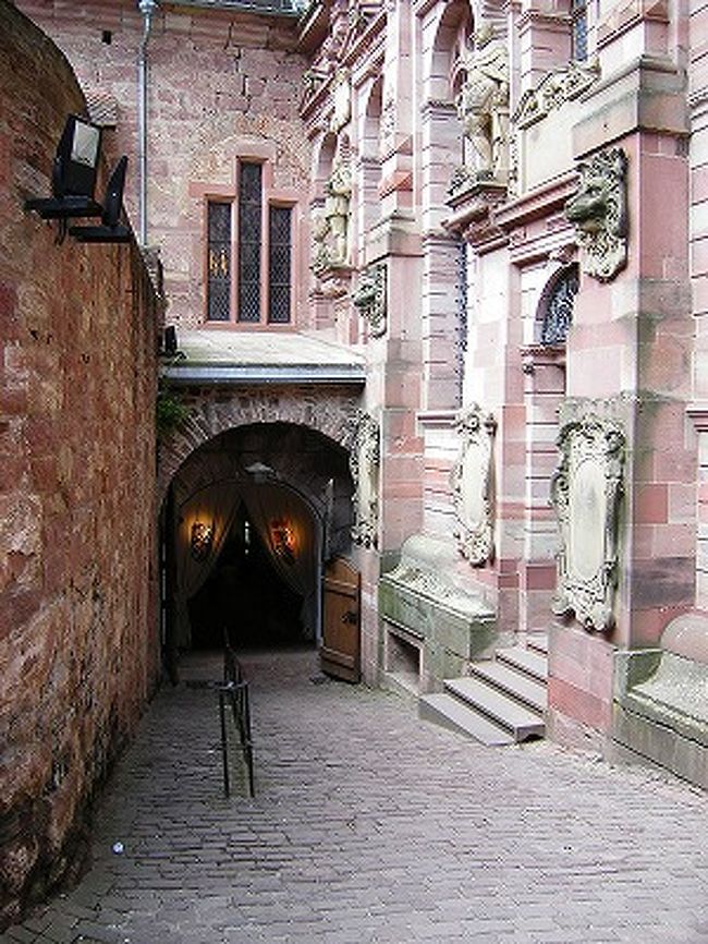 フリードリヒ館の横に、お城の地下への入口があります。<br />（下側の入口から入ってくると、右手。）<br />