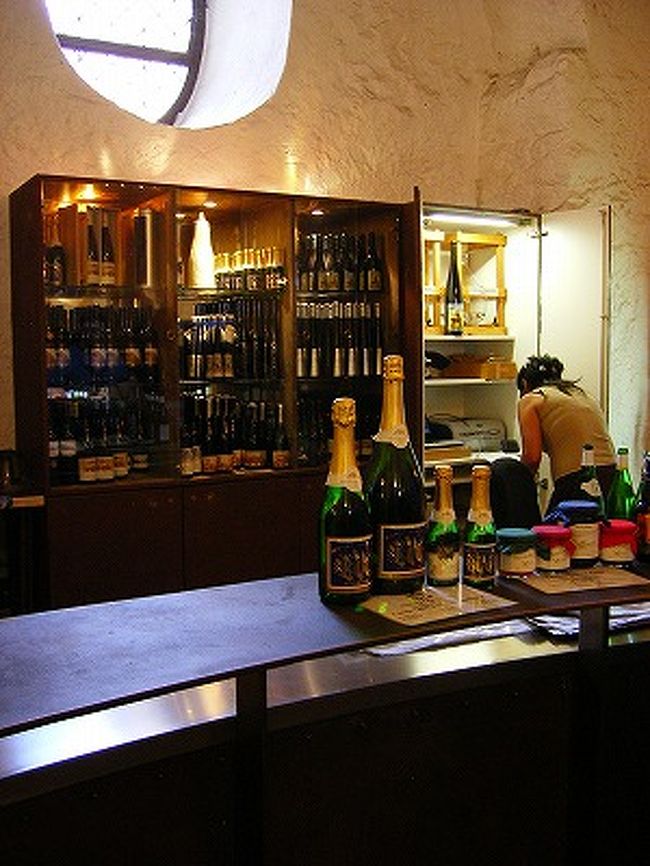 ひんやりとした地下室には、ワインの大樽があり、横のカウンターではグラスワイン、ビール、ジュースを売っています。<br />近隣で造られたワインに、自分だけの名前やメッセージ入りのオリジナルラベルを貼ったものを、その場ですぐ作ってくれます。<br />…と言ってもPCに入力してプリントアウトしたものを、スティック糊(!)でボトルに貼るだけなのですが。<br />でも、同行者が買っていましたが、なかなかイイ感じでした。ワインも美味しそうだったし、値段もお手頃（たしか9ユーロぐらい）。<br />