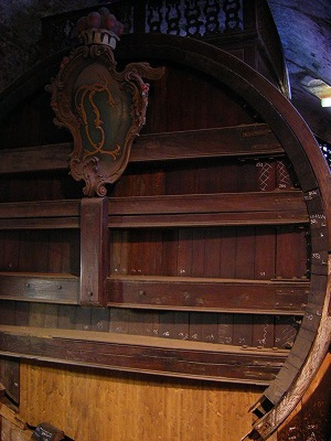 世界最大級のワインの大樽。<br /><br />大きい…(@_@)<br />横の階段から上にも上ることができます。<br />本当に使われていたのかな？<br /><br />インターネットで調べてみたら、こんな記述がありました:<br />「領民から年貢として納めさせたワインを入れるため、1751年に作られたこの樽は、なんと直径7m、長さ8.5mその容量は22万1726リットル、瓶で29万本も入る巨大なもの。」<br /><br />本当に使われていたんだ〜w(゜o゜)w