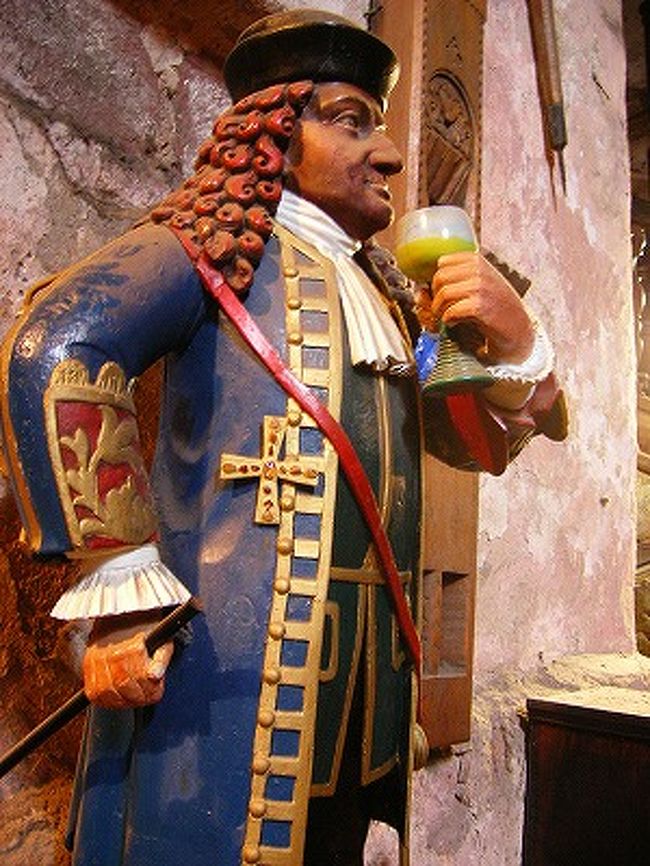 ワインの大樽の横にいる、道化師ペルケオ。<br />大樽の番人で、イタリア人らしい…。<br />フーン…(゜-゜)