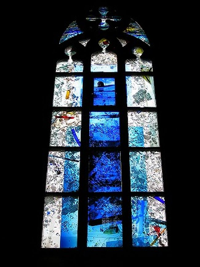 聖霊教会内にある、ステンドグラス。<br />よく見ると、とても現代的なデザイン。<br />何かメッセージがありそうです。<br />