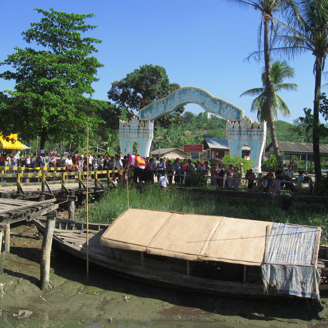 ミャウー桟橋。<br /><br />例によってサイカーの大襲来。<br />いかにも予定があるように装い、左手にあった喫茶店へさっさと退避。<br /><br />紅茶を飲みながら話していると、ロンプラ最新刊以降に、2軒のゲストハウスが出来たもよう。<br /><br />(1) Thazin Pann Khine Guest House ($5〜)<br />　桟橋から中心街へ向かい、最初の橋を越える手前を右側。<br /><br />(2) Golden Star Guest House (5000K〜)<br />　Royal City Guesthouseの先の橋を越え、さらに市場を右手に見てそのまままっすぐ行った先の橋を越え、Kan Hla Lakeのすぐ左。<br /><br />(1)は桟橋からは一番近いんだけど、まだまだ。スタッフの感じは悪くないんだけど。<br /><br />(2)は後に泊まることになる。お勧め。(後述)<br /><br />結局はお茶を飲んでのんびりしすぎたので、とりあえず今夜は、他の旅行者から薦められていたRoyal City Guesthouseに、歩いていって投宿。