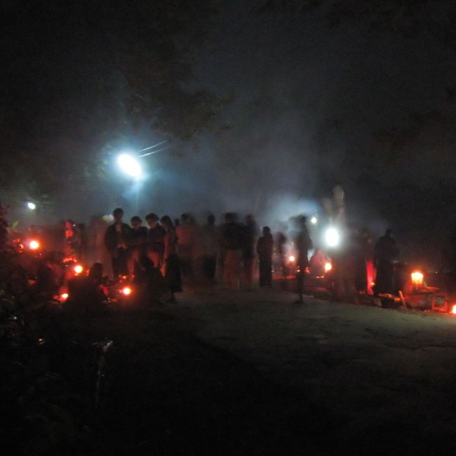 今夜はコンサートが開かれるというので、行ってみる。<br />場所は王宮跡のすぐ南。出店で夜食のとうもろこしを買う。