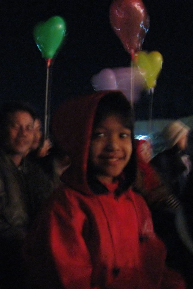 ヤカイン地元の歌手が出演するということで、大盛り上がりです。