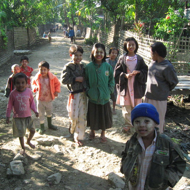 市場側の橋を渡ると、道は分かりやすいんだけど、バンドーラ僧院側(桟橋側)は道に迷いやすい。<br />突き当たったら運河。<br />戻ったら、あれ、どっちから来たっけ？<br /><br />でも応援団がいっぱい。<br /><br />迷うのが楽しくてしょうがない。