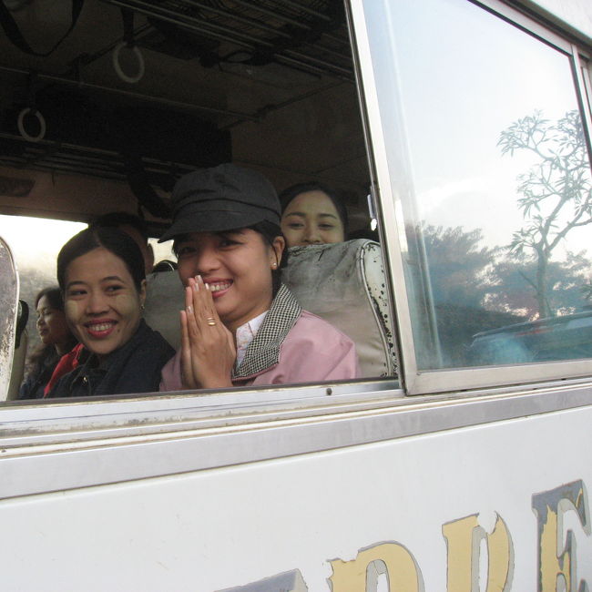 シットウェー行きのバス。毎日運行。<br />外国人は乗車不可。<br />シットウェーとミャウーの間は、外国人はボートだけ。<br /><br />プライベートボートでの死亡事故があったことも考えると、保安を建前にして、利権を守るためための制度としか思えない。<br /><br />それはともかく、バイバイ、元気でね。