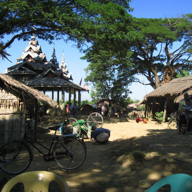 Wethali(英語ではウェサリ、ヤカインではヴェサリと発音)にあるタンシャイタウン(タンシュエタウン)で、お祭りが開かれるらしい。<br /><br />自転車で行ってみる。すんなり行ければ1時間ほど(たぶん)。でも行き過ぎて戻ったりして2時間弱。<br /><br />ちなみに、Wethaliは村全体の名前で、ロンプラに載っているWethaliは『Wahtali(現地表記)寺院』を中心としているみたい。<br />タンシャイタウンからは1,2km離れている(後述)。<br /><br />写真はミャウーから北へ向かう道路から、タンシャイタウンへの分岐点。