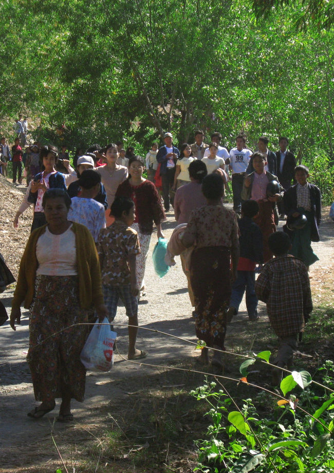 ここへの参拝は出遅れたみたい。<br />登ってゆく人々よりも、下ってくる人々の方が多い。<br /><br />それしてもミャンマーでは、丘に登ってばっかりだったような気がする。