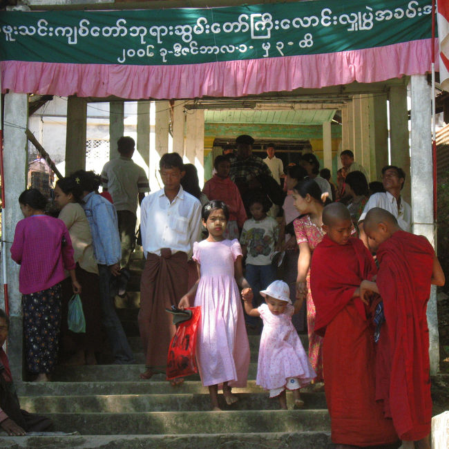 タンシャイタウンに到着。お祭りなので晴れ着。