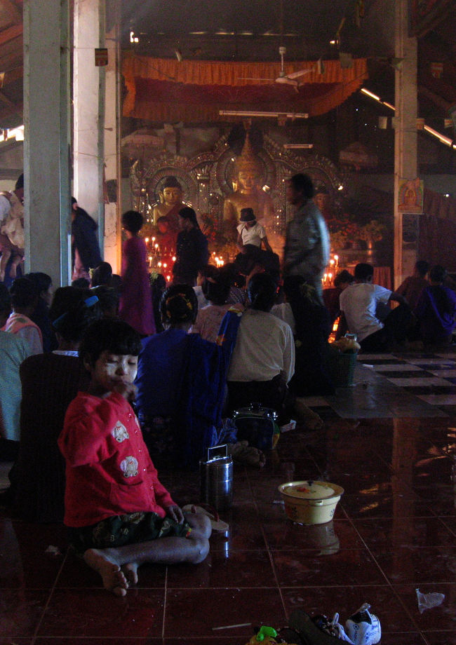 本堂は大混雑。<br /><br />それにしても、くじ引きで大当たりが出たように、『日本人がお布施をしましたぁ(たぶん)』と放送するのは……人間が出来ていないから、正直うれしい。<br /><br />現世利益……旅先利益……まぁ座ろう。