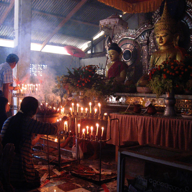 座った。<br /><br />瞑想の方法のひとつとして、灯りがひとつ、ふたつ、そのことだけを思い続ける方法があると教えてもらった事がある。<br /><br />全然だめだけど、それでもしばらく座ってみた。