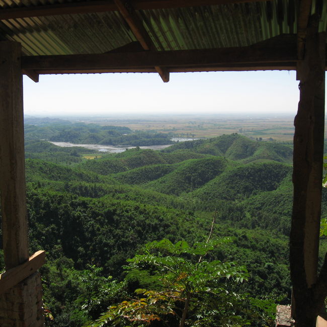 あずまやからの風景。<br />みんながお弁当を食べている、幸せな場所。