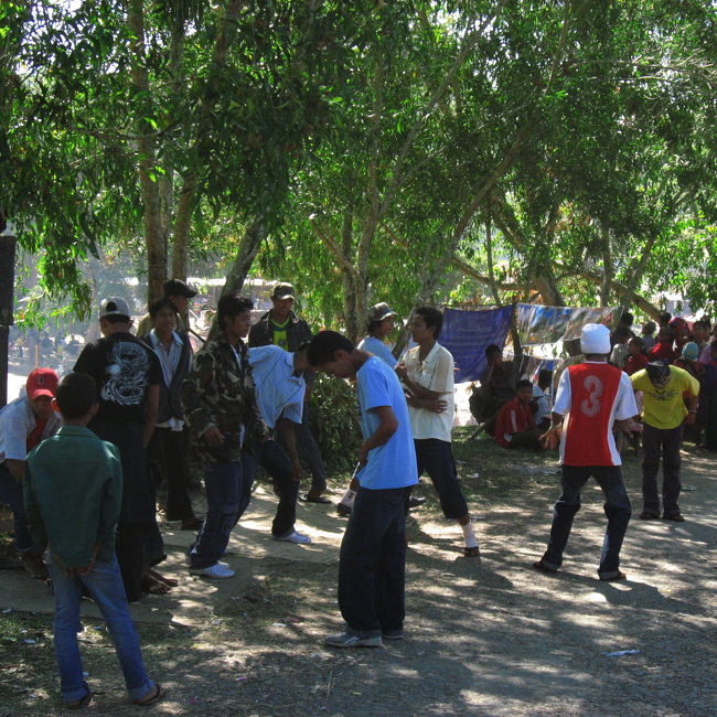 お祭りに酒を飲むミャンマーの若者たちは、普段、お酒を飲みなれていないだけに、羽目を外しすぎるきらいがある。<br /><br />とくに女性は、近寄らないほうがいいと思う。<br />ほとんどは、ふだんは口に出せない言葉を投げかけるくらいだけど。<br /><br />外国人女性がひとりでいた場合、たいていは近くのミャンマー人女性がコンパニオンになってくれると思う。