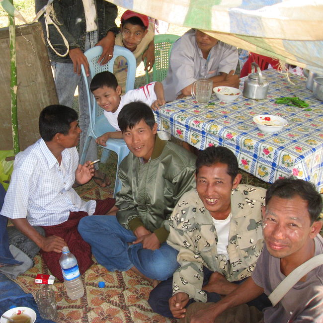 ……といいながら、のんべえの集団に誘われてしまう。<br />ちょっと付き合っただけなのに、ペットボトルに入っている謎の酒は、度数が高くてキツイ。