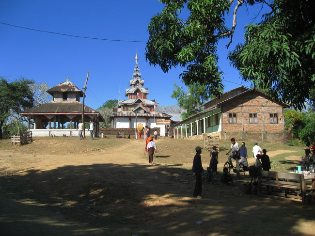 村の中をさんざ、さまよいながら、なんとかヴェサリ(Wahtali)寺院へ。<br /><br />ここにも参拝客が多い。