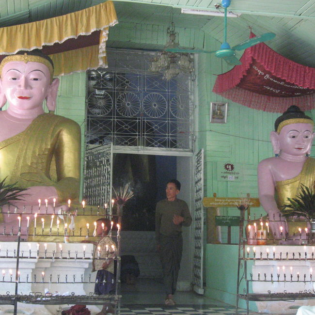 ヴェサリ寺院の本堂内、この奥がご本尊。<br /><br />ここで出会った子供たちと、いっしょに自転車でミャウーまで帰ることになった。