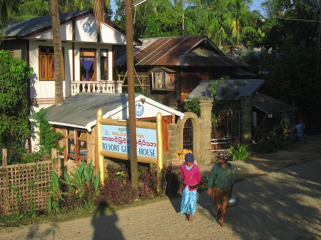 というわけで、ここが『Golden Star Guest House』です。外国人を受け入れてから日が浅く、不慣れな部分はありますが、素朴な設備も素朴なサービスもとても気に入りました。<br /><br />--------------------<br />書き忘れていたんだけど、朝食込みのゲストハウスに泊まっていて、トーストに飽きたとき、「翌朝はモヒンガーにしてもらえませんか」、と頼むと応えてくれる場所は多いです。<br /><br />ヤカイン(シットウェーおよびミャウー)でも、「朝食は『モーンディ(Mondi:ヤカイン風麺)』にしていただけませんか？」、とお願いすると、「おぉそうか、よし、任せろ」、という感じで応えてくれました。<br />ここもそうです(出前形式だけど…でも旨かった)。<br />--------------------