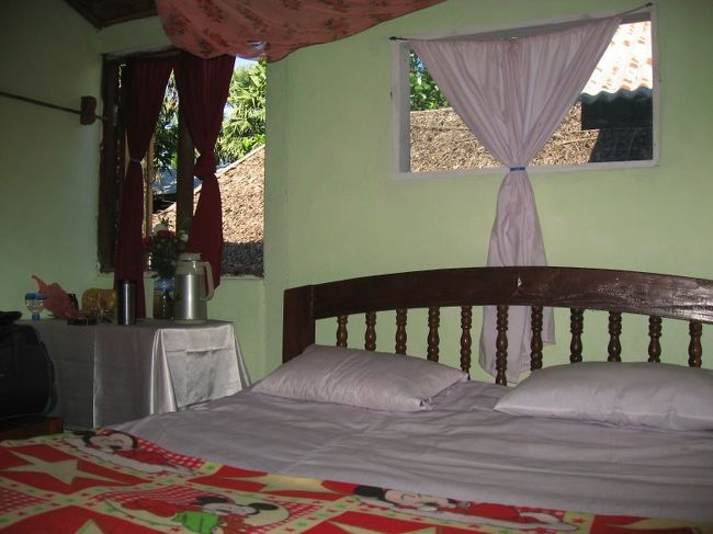 言い値は1階が$5、2階が$8だったけど、すぐに2階を5000K(当時で$4ほど、朝食込み)に値引きしてくれた。<br /><br />清潔で快適、周囲は思いっきりのんびり、従業員はとても親切、すぐ前には水浴びや洗濯に人々が集まり、馬も集まる、貯水池。<br /><br />でも王宮跡や市場にも近い。かなり気に入る。<br /><br />