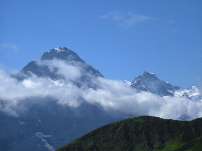 アイガー（左）（標高3970m）、メンヒ（右）（標高4099m）も見えました。