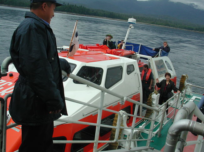 ケチカンへは沖に停泊して、テンダーボートで港へ向かう。