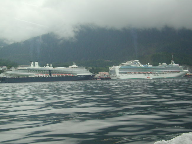 ここでも巨大客船が並ぶ。<br />これではアイランドプリンセスは沖に止めるしかないね。