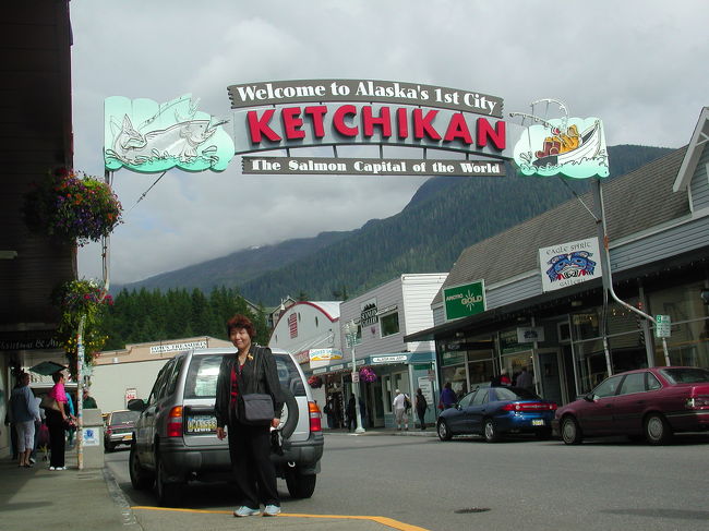 お土産屋の立ち並ぶ通り