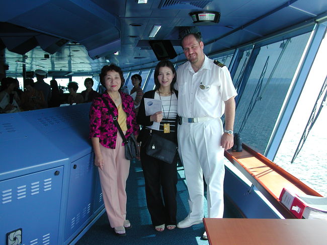 操縦室の見学<br />乗組員さんと<br />