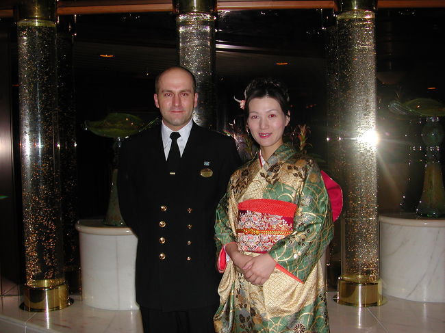 やはりここでも着物は人気。<br />「帯には「枕」が入っているらしいけど、寝るときは帯を枕にするの？」とか、「その着物や帯は絹か？生地がいい。」とか、「昔、日本人をホームステイさせたことがある」とか、「振袖は成人の未婚の着る着物だということを知っているよ」<br />すごい話しかけられるので、英会話頑張らないと！！<br />