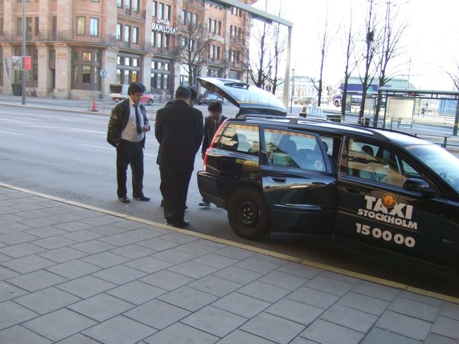 おはようございます！<br />いよいよ、今日から会議です！<br />ホテルの前で、タクシーをお願いします<br /><br />「私たちは、SKEPPAHOLMENに行きたいのですが？」<br />英語で伝えます。<br />でも返事がない・・。大丈夫かな？<br />